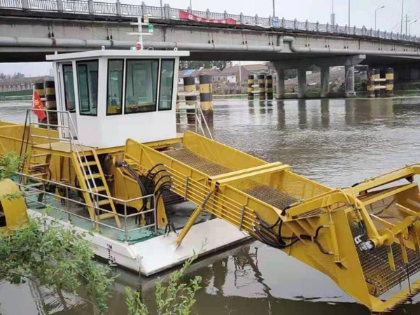 Garbage salvage ship